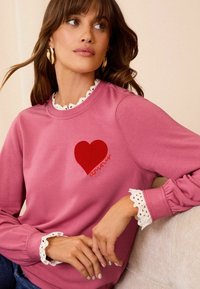 Love & Roses HEART EMBROIDERED RUFFLE NECK  - REGULAR FIT - Sportska majica - pink