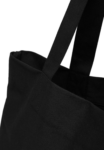 Schwarze Stofftasche mit einem geräumigen Eingang, verstärkten Nähten und geraden, flachen Tragegriffen für ein einfaches Tragen.