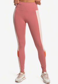 Colanți atletici roz cu talie înaltă, având panouri color-block în alb și portocaliu, confecționați din material elastic și neted.