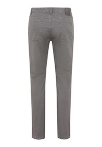 Grijze, broek met rechte pijpen en een gladde textuur, twee achterzakken en een leren label op de tailleband. Eenvoudig ontwerp zonder zichtbare patronen.