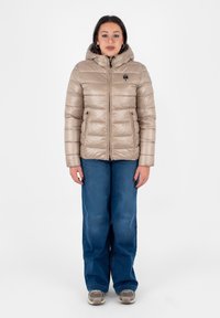 Giacca imbottita beige con cappuccio, chiusura frontale con zip e tasche laterali. Tessuto liscio con design trapuntato e dettaglio logo sul petto.