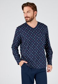 Maglietta a maniche lunghe blu navy con scollo a V, piccola tasca sul petto e motivi di ancore bianche e rosse sparsi su un tessuto morbido e traspirante.