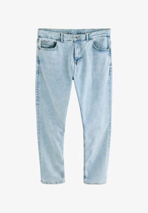Ljust blå slim-fit denimjeans med fram- och bakfickor, dragkedja och metallknapp, liggande platt på vit bakgrund.