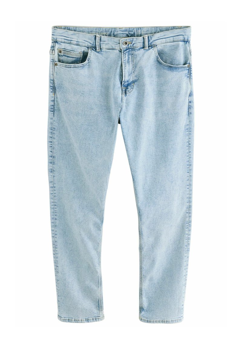 Jeans in denim blu chiaro slim-fit con tasche anteriori e posteriori, chiusura con zip e bottone in metallo, posati su uno sfondo bianco.