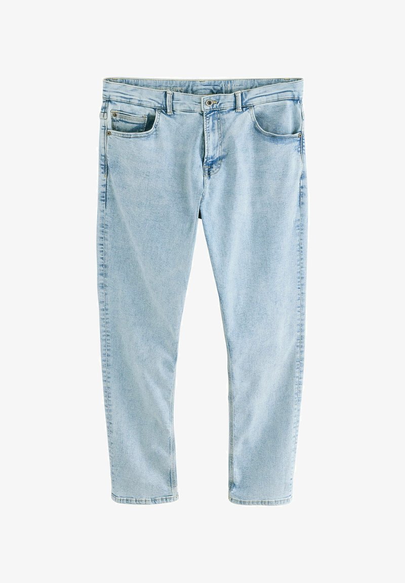 Jeans en denim slim fit bleu clair avec poches avant et arrière, fermeture éclair et bouton en métal, posés à plat sur un fond blanc.