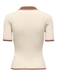 Kremasti rebrasti džemper kratkih rukava s smeđom ovratnikom, manšetama na rukavima i rubom, s ružičastim rubom na ovratniku i rukavima, prikazan sa stražnje strane.