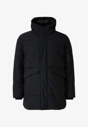 Zwarte gewatteerde geïsoleerde jas met een hoge kraag, een ritssluiting aan de voorkant, twee grote zakken aan de voorkant en een ritssluitingzak op de mouw. Gladde textuur.