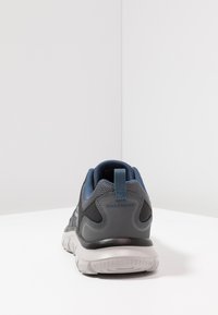 Skechers Wide Fit TRACK - Sapatilhas - grey/navy