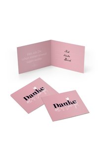 Rozā salocīta apsveikuma kartīte ar baltu un melnu tekstu. Iekšpusē vieta personalizācijai. Divas plakanas kartītes ar "Danke" tekstu.