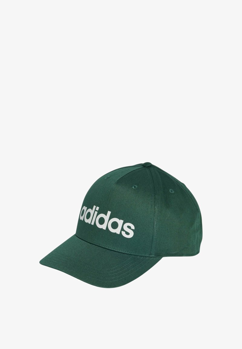 Cappellino da baseball verde in tessuto, con visiera curvata e logo "adidas" bianco stampato sulla parte anteriore. Cinque occhielli di ventilazione sulla parte superiore.