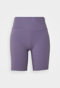 Fioletowe szorty sportowe z wysokim stanem, wykonane z elastycznego materiału. Gładka tekstura bez widocznych wzorów lub elementów metalowych.