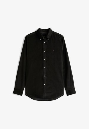 Zwarte ribfluwelen overhemd met een button-down kraag, lange mouwen, witte knopen en een klein logo op de borst. Licht gebogen zoom.