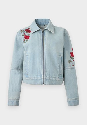Veste en denim bleu clair avec fermeture éclair à l'avant, broderie de rose rouge sur l'épaule gauche et la manche droite, et deux poches avant.
