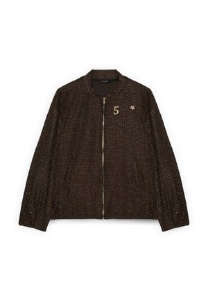 Dunkelbraune, strukturierte Jacke mit Reißverschluss, goldener "5" und kleiner Blumenstickerei auf der oberen linken Brust, mit geripptem Kragen und Bündchen.