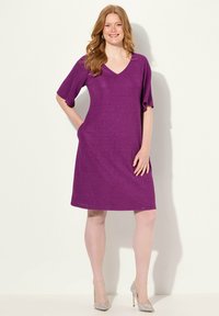 Robe violette à manches courtes avec un col en V, offrant une coupe décontractée, une longueur au genou et une texture légèrement pailletée.
