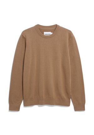 Bruine trui met een ribbelkraag, lange mouwen en een textuurgebreid ontwerp. Etiket zichtbaar bij de nek, naden zijn schoon en eenvoudig.