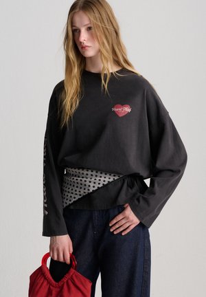 - Bluzka z długim rękawem