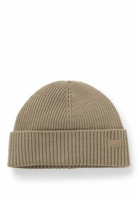 Gorro de punto beige con textura acanalada y un dobladillo. Presenta un pequeño parche de logo de marca en el lado.