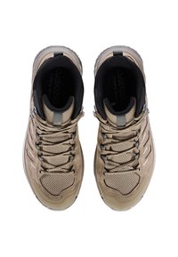 Scarpe da trekking color marrone chiaro con tomaia in mesh e suede, lacci effetti fantasia, suola in gomma e colletto imbottito. Accenti argento e logo visibile.