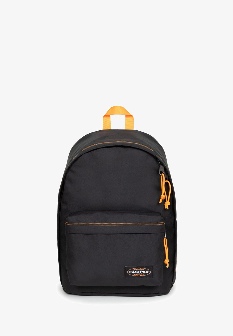 Sac à dos noir avec accents orange, poignée supérieure, poche avant zippée et fermeture à cordon. Fabriqué en matériau durable avec des détails de couture visibles.