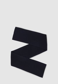 Cinturón de tela acanalada azul marino, plano y en zigzag, con una textura suave y sin herrajes o patrones visibles.