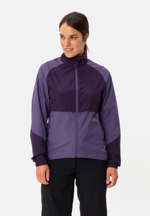 Paarse windbreaker jas met een rits aan de voorkant, voorzien van een donkerdere paarse strook over de borst en contrasterende lichtere mouwen. Elastische boorden.