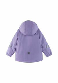 Fioletowa kurtka z kapturem z elastycznymi mankietami, z odblaskowymi akcentami na rękawach i naszywką z logo na plecach. Gładki, lekki materiał.