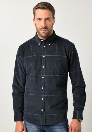 Camisa de mezclilla de botones, azul oscuro con patrón a cuadros blancos, de manga larga, cuello puntiagudo y dobladillo redondeado, con cierres de botones.