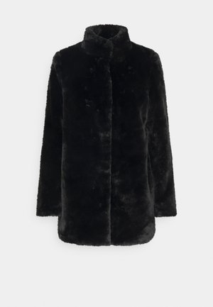 Veste noire à manches longues en fausse fourrure, avec col montant et fermeture avant dissimulée, conçue pour la chaleur et le style.
