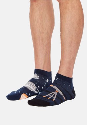 1 PAAR MIT 2 UNTERSCHIEDLICHEN DESIGNS MOTIV COSMOS   - Sokken - dunkelblau