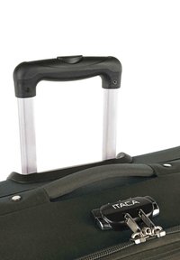 Maleta de tela negra con mango retráctil de aluminio, agarre de plástico negro, doble cremallera y función de cierre integrado.