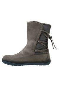 Grå ankelstövel i mocka med ett mjukt foder av päls upptill, utrustad med en slät syntetpanel och dekorativa korslagda snören.