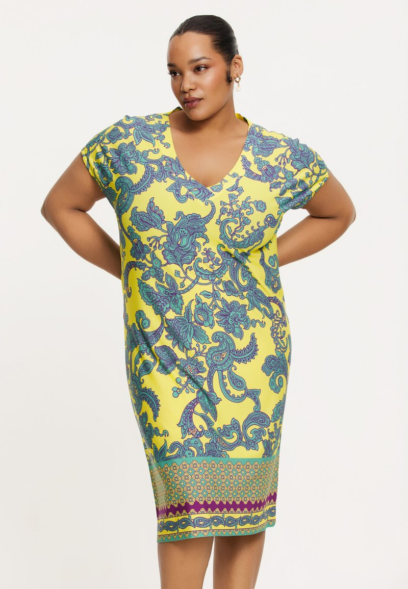 Kurzärmliges gelbes Kleid mit V-Ausschnitt, das mit einem lebhaften aqua-farbenen Blumenmuster und einem bedruckten Saum mit geometrischen Akzenten versehen ist. Glatte Stoffstruktur.