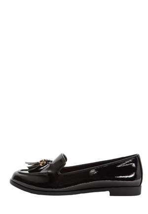Sort laklæder loafer med kvaster og guldfarvet hardware på flad sål.