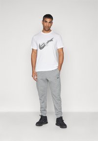 Nike Performance TEE GYM KIT - T-skjorte til trening - white