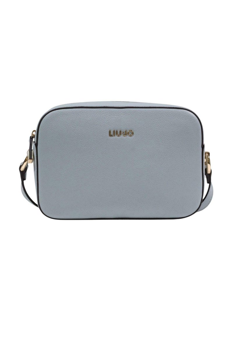 Lyseblå lædertaske med rektangulær form, guldfarvet logo foran, sort kant og justerbar rem. Glat tekstur, minimalistisk design.