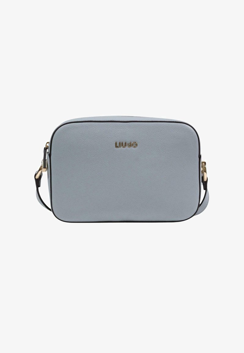 Bolso de cuero azul claro con forma rectangular, logo dorado en el frente, ribete negro y correa ajustable. Textura suave, diseño minimalista.