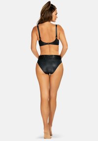 Czarny bikini z teksturowanym wzorem w panterkę na górze oraz gładkim, wysokim dołem z kontrastującymi akcentami.