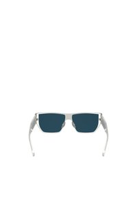 Lunettes de soleil à monture transparente avec des verres bleu foncé, de forme rectangulaire et des accents en métal sur les côtés. Design minimaliste sans motifs.