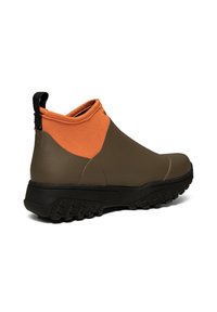 Brązowe wodoodporne botki za kostkę z pomarańczowym materiałowym kołnierzem, z teksturowaną gumową podeszwą i gładkim wykończeniem. Zaprojektowane do użytku na zewnątrz.