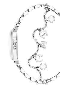 Reloj de metal plateado con caja rectangular, pulsera de eslabones y cadena de charms decorativa con acentos circulares y con letras.