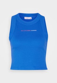 Blå kortärmad topp i elastiskt tyg, med ribbat rundad halsringning och tryckt varumärkeslogotyp i rött och vitt över bröstet.