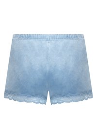 Shorts bleu clair en tissu doux avec une bordure en dentelle le long de l'ourlet inférieur. La ceinture élastique est visible en haut.