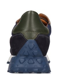 Granatowy sportowy but zamszowy i skórzany z zielonymi akcentami, teksturowanym obcasem i grubą, gumową podeszwą z wzorem sześciokątów.