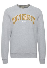 Sudadera gris de manga larga con cuello redondo, con "UNIVERSITY" impreso en letras amarillas en negrita en el pecho y puños acanalados.