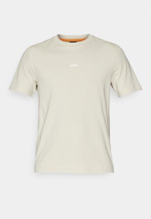 T-shirt de algodão bege com mangas curtas, decote redondo e logotipo branco "BOSS" no peito. Textura suave, ajuste casual.