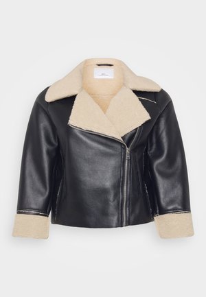 Czarna skórzana kurtka z beżowym, sztucznym kołnierzem z owczej wełny i mankietami. Posiada skośny zamek błyskawiczny i boczne kieszenie. Detale w formie krzyżowych szwów.