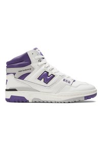 Bílé vysoké tenisky se fialovými akcenty, texturovanými panely, polstrovaným límcem a viditelným šněrováním; obsahují logo "New Balance" a modelové číslo 650.