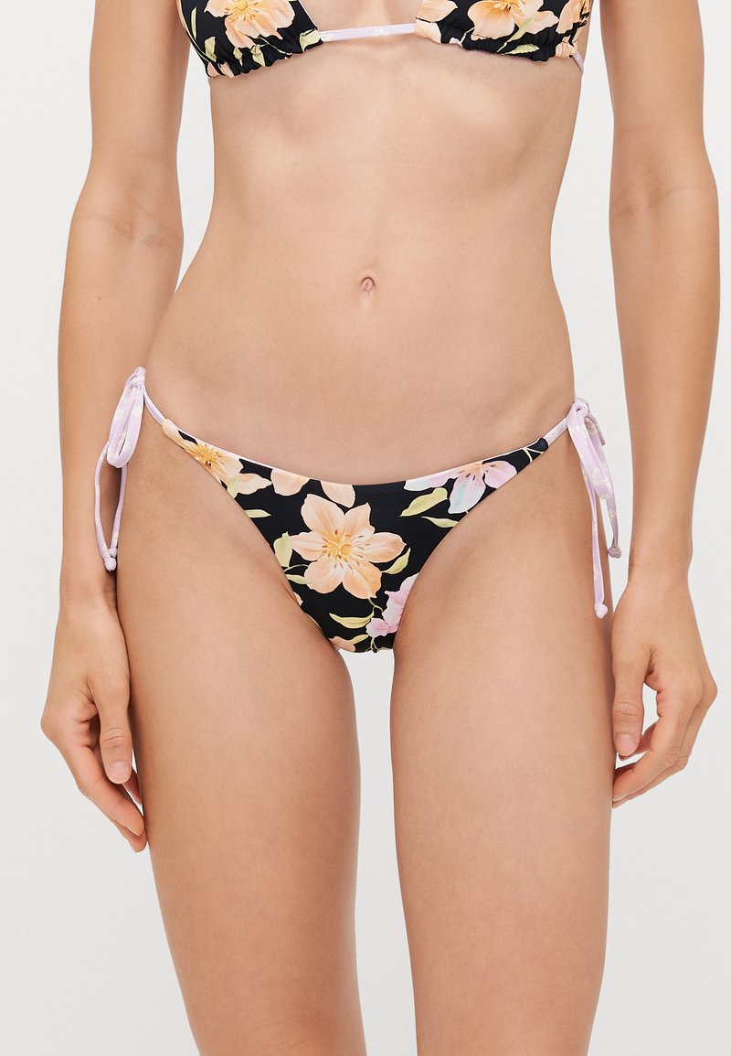 Cveče barvni bikini spodnji del s trakovi za vezanje, z črno ozadje in pastelno obarvanimi cvetovi. Material ima gladko, elastično teksturo.