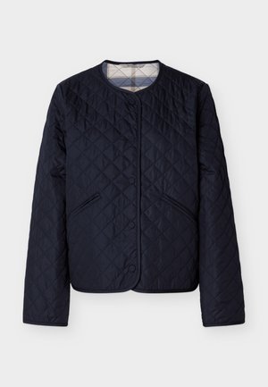 Marineblaue gesteppte Jacke mit rundem Ausschnitt, Druckknopfverschluss, schrägen Fronttaschen und kariertem Futter, das am Kragen sichtbar ist.